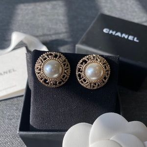 ❌SOLD❌ Chanel Pearl Earring